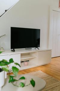 Μια τηλεόραση ή/και κέντρο ψυχαγωγίας στο Beecomb House Modern Water View House
