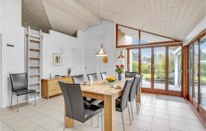 Khu vực ghế ngồi tại Nice Home In Væggerløse With Sauna