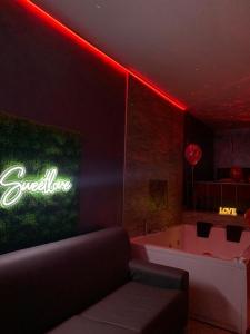 salon z kanapą i neonem w obiekcie Sweetlove Spa w mieście Terracina