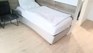 Postel nebo postele na pokoji v ubytování FMI28 Studio Apartments