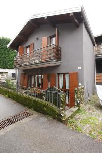 a house with a balcony on the side of it at Casa Boni Ferias in Colico