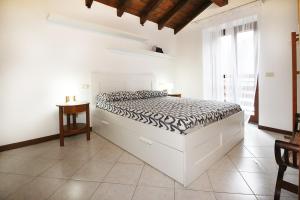 a bedroom with a bed in a white room at Casa Boni Ferias in Colico