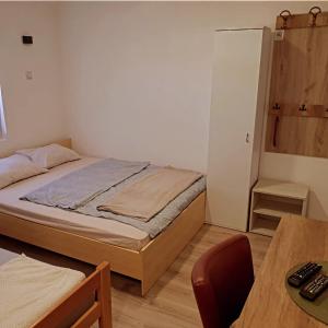 Rúm í herbergi á Prenoćište, sobe AN-KA