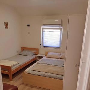 Postel nebo postele na pokoji v ubytování Prenoćište, sobe AN-KA