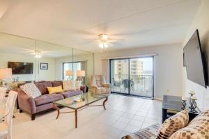 Televisyen dan/atau pusat hiburan di Walk to Coast Condo in Daytona Beach Shores!