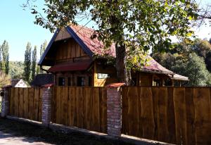 SunjaDivlja Orhideja的房屋前的木栅栏