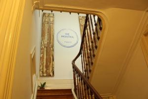 波尔图O2旅舍的楼梯上挂着“无医院”的标志