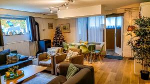 una sala de estar con un árbol de Navidad y una mesa en Vakantiewoning Valkenburg, en Valkenburg