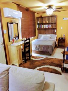 Ένα ή περισσότερα κρεβάτια σε δωμάτιο στο Cozy Studio Apartment-Free airport pickup and drop off