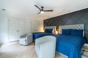 een slaapkamer met twee bedden en een plafondventilator bij The Black House At Victoria Mill Buckhead in Atlanta +48 foto's