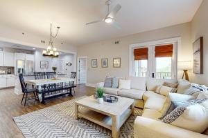 ein Wohnzimmer mit Sofa und Tisch in der Unterkunft Redfish Village M2-413 Blue Mountain Beach 30A (Condo) in Santa Rosa Beach