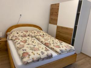 a bed with a quilt on it in a bedroom at Wohnung in Sonnberg