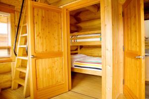 מיטה או מיטות קומותיים בחדר ב-Porteau Cove Olympic Legacy Cabins