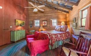 Μια τηλεόραση ή/και κέντρο ψυχαγωγίας στο Ada's Peach Street Hideaway - Whole House