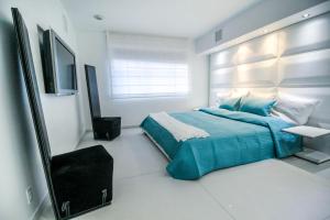 1 dormitorio con 1 cama y TV en Casa Grande Suites on Ocean Drive, en Miami Beach