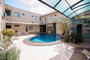 a swimming pool in the courtyard of a building at Maximus Business by - Easy Hotéis in Ji-Paraná