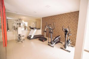 a gym with treadmills and ellipticals in a room at Maximus Business by - Easy Hotéis in Ji-Paraná