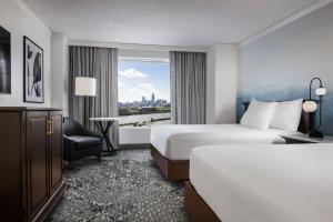 una camera d'albergo con due letti e una finestra di Harrah's Council Bluffs, A Caesars Destination a Council Bluffs Altre 21 foto