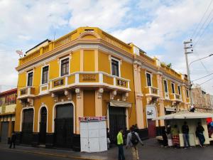 a yellow building on the corner of a street at Park Hostel in Arequipa