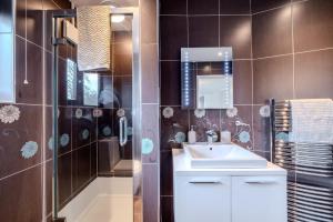 a bathroom with a sink and a shower at Over Lane in Almondsbury +30 photos
