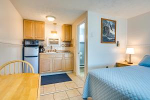 Η κουζίνα ή μικρή κουζίνα στο Beachfront 16 Condo on Old Orchard Beach +16 φωτογραφίες