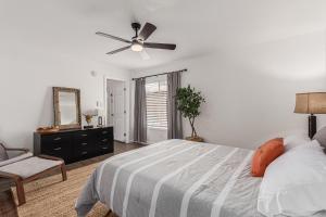 Charming Tempe 3b2b Oasis客房内的一张或多张床位