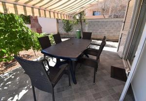 Ein Patio oder anderer Außenbereich in der Unterkunft House Branka