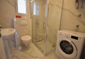 Ein Badezimmer in der Unterkunft House Branka