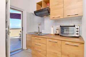 Kuchyň nebo kuchyňský kout v ubytování Apartments Nada