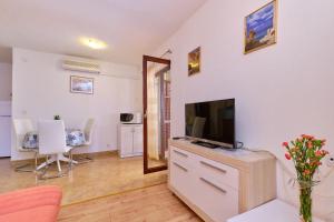 TV a/nebo společenská místnost v ubytování Apartments Nada