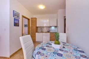 Kuchyň nebo kuchyňský kout v ubytování Apartments Nada