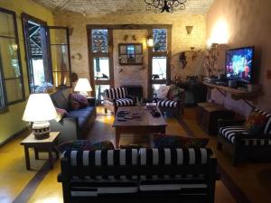 a living room with couches and a coffee table at Casa de campo na praia in São Sebastião