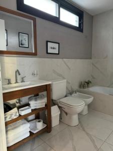 a bathroom with a toilet and a sink and a tub at Departamento a estrenar, Palermo Hollywood VII in Buenos Aires