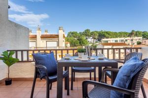 a patio with a table and chairs on a balcony at Molí del Mar in L'Escala