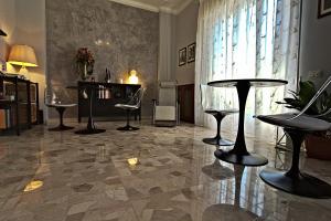 a living room with chairs and a table at Vivi Lucca con "Madame Fannj" - Camera Viola in Lucca +37 photos