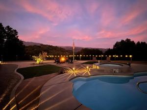 Gallery image of Stunning views with pool, spa, firepit, game court and BBQ in Ahwahnee