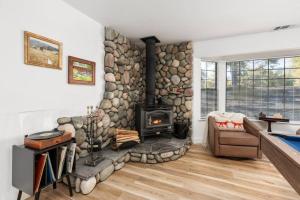 Gallery image of Stunning views with pool, spa, firepit, game court and BBQ in Ahwahnee