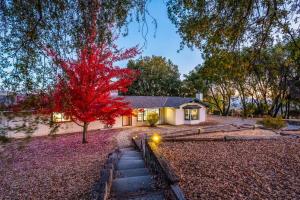 Gallery image of Stunning views with pool, spa, firepit, game court and BBQ in Ahwahnee