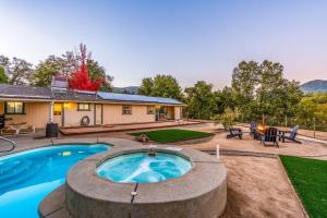 Gallery image of Stunning views with pool, spa, firepit, game court and BBQ in Ahwahnee