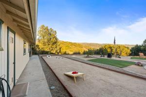 Gallery image of Stunning views with pool, spa, firepit, game court and BBQ in Ahwahnee