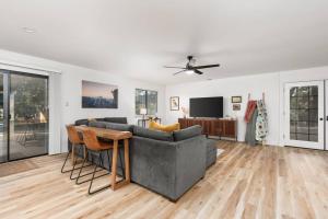 Gallery image of Stunning views with pool, spa, firepit, game court and BBQ in Ahwahnee
