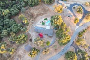 Gallery image of Stunning views with pool, spa, firepit, game court and BBQ in Ahwahnee