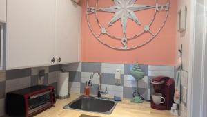 Η κουζίνα ή μικρή κουζίνα στο Marina getaway on the water!