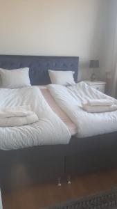 Postel nebo postele na pokoji v ubytování mellanbrons B&B