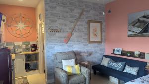 Χώρος καθιστικού στο Marina getaway on the water!