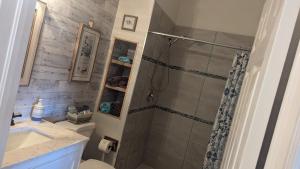 Ένα μπάνιο στο Marina getaway on the water! +60 φωτογραφίες