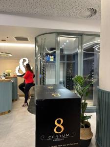 una mujer está de pie en una tienda con una vitrina en Your Oasis in Waterfall City, en Midrand
