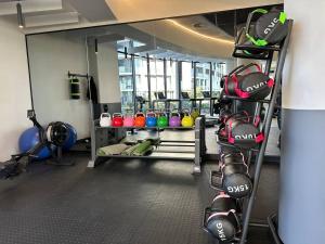 un gimnasio con una estantería de equipamiento en una habitación en Your Oasis in Waterfall City, en Midrand