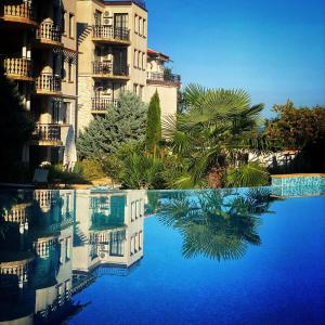 Bazén v ubytování The Cliff Lux Apartment Obzor, Burgas, Bulgaria nebo v jeho okolí