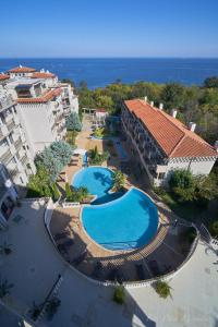 Bazén v ubytování The Cliff Lux Apartment Obzor, Burgas, Bulgaria nebo v jeho okolí